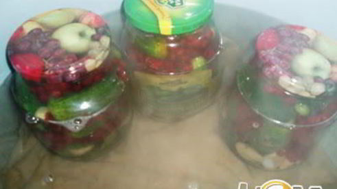 маринованные огурчики с ягодами красной смородины