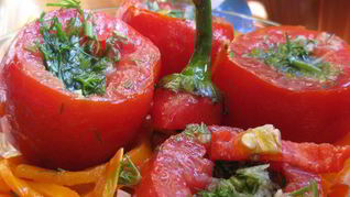 Маринованные помидорчики с морковью Дракоша