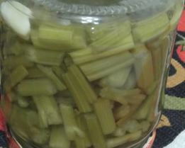Маринованные стебли сельдерея