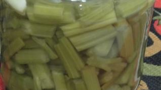 Маринованные стебли сельдерея