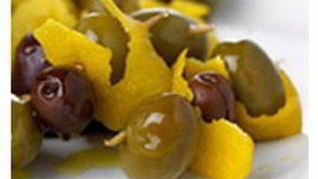 Оливки, маринованные в водке, джине и вермуте