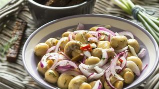 Шампиньоны с луком маринованные