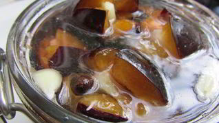 Сливы, маринованные с чесноком