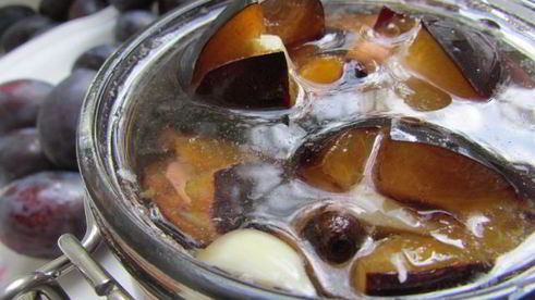 сливы, маринованные с чесноком