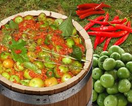 Зеленые помидоры в бочке