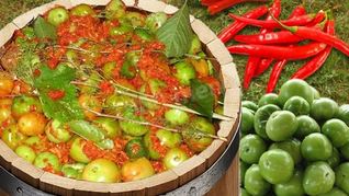 Зеленые помидоры в бочке