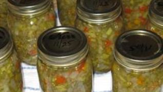 Салат-заготовка из зеленых помидоров, перца, морковки и лука