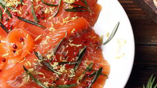 Малосольный лосось с розовым перцем