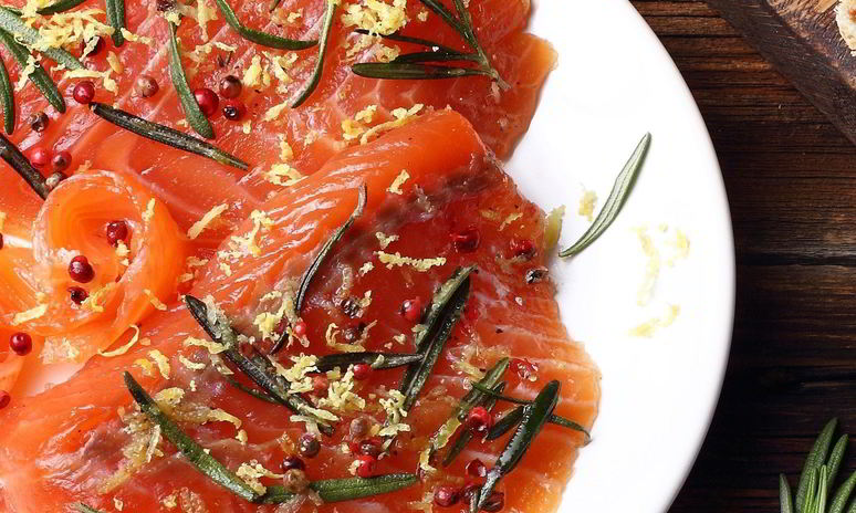 Рецепт малосольного лосося с розовым перцем