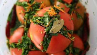 Малосольные фаршированные помидоры