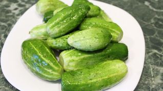 Малосольные огурчики на минералке