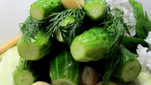 малосольные огурчики в минеральной воде