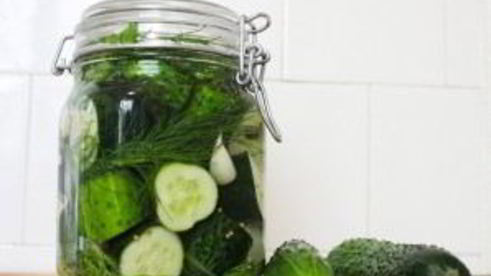 малосольные огурцы на минеральной воде