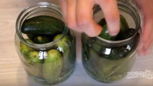 малосольные огурцы в банке