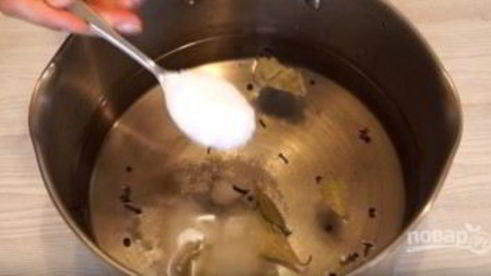 малосольные огурцы в банке