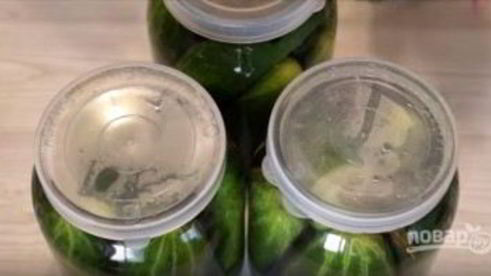 малосольные огурцы в банке
