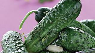 Малосольные огурцы в кастрюле