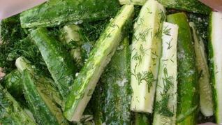 Малосольные огурцы засоленные в пакете