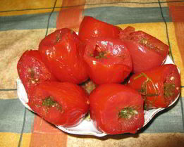 Малосольные помидоры, фаршированные укропом и чесноком