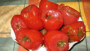 Малосольные помидоры, фаршированные укропом и чесноком