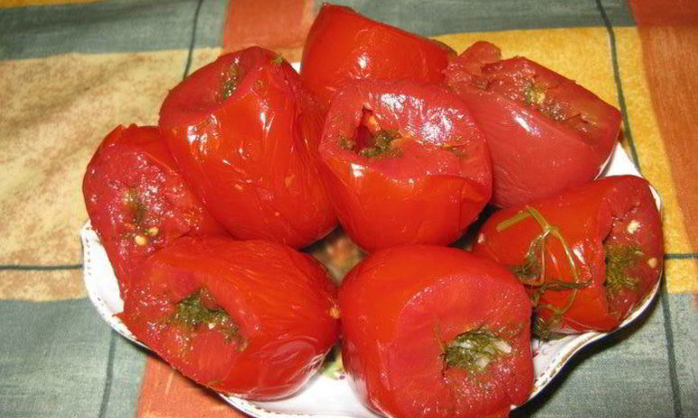 Рецепт малосольных помидоров, фаршированных укропом и чесноком