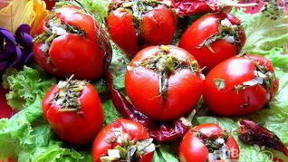 Малосольные помидоры с чесноком и зеленью