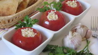 Малосольные помидоры с чесноком