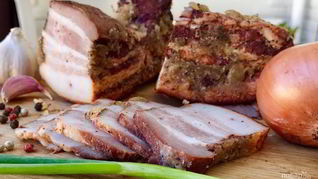 Сало в луковой шелухе