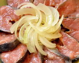 Соленая горбуша с луком