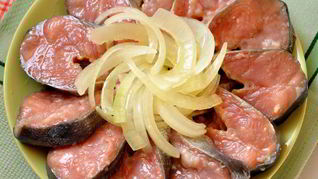 Соленая горбуша с луком