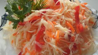 Суточная капуста с чесноком