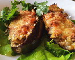 Баклажанные лодочки, начиненные мясом и белыми грибами, под сырной шубкой