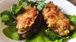 Баклажанные лодочки, начиненные мясом и белыми грибами, под сырной шубкой