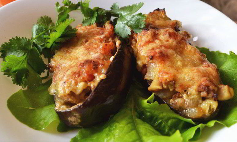 Рецепт баклажанных лодочек, начиненных мясом и белыми грибами, под сырной шубкой