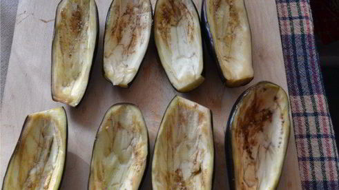 баклажанные лодочки, начиненные мясом и белыми грибами, под сырной шубкой