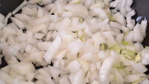 баклажанные лодочки, начиненные мясом и белыми грибами, под сырной шубкой