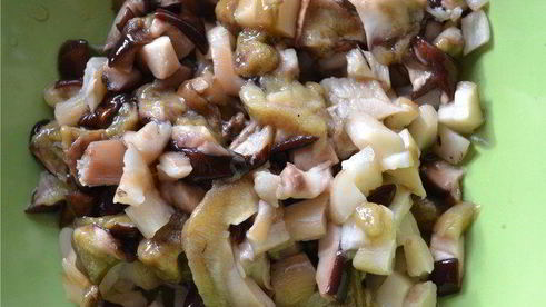 баклажанные лодочки, начиненные мясом и белыми грибами, под сырной шубкой