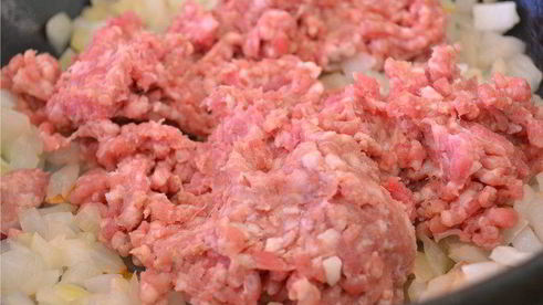 баклажанные лодочки, начиненные мясом и белыми грибами, под сырной шубкой