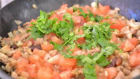 баклажанные лодочки, начиненные мясом и белыми грибами, под сырной шубкой