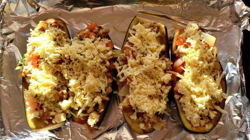 баклажанные лодочки, начиненные мясом и белыми грибами, под сырной шубкой