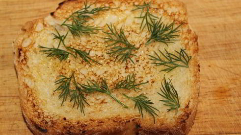 брускетта с крабом и авокадо