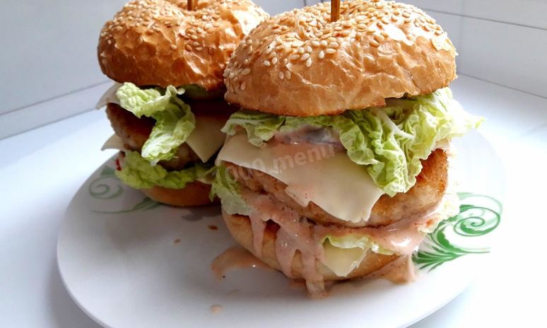 Рецепт бургеров с мясным фаршем, помидорами и листьями салат