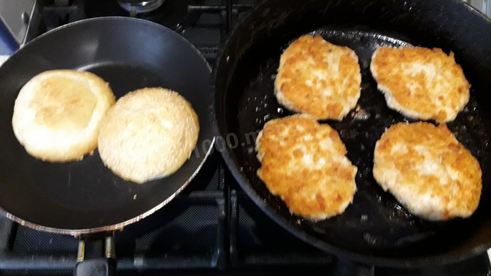 бургеры с мясным фаршем, помидорами и листьями салат