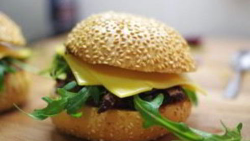 бургеры с тушеным мясом