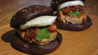 Бургеры с вялеными помидорами на черных булочках