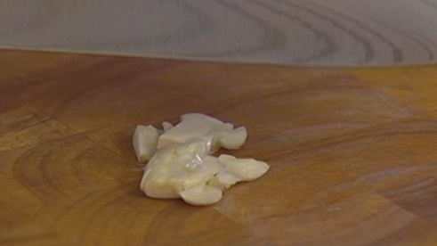 бургеры с вялеными помидорами на черных булочках