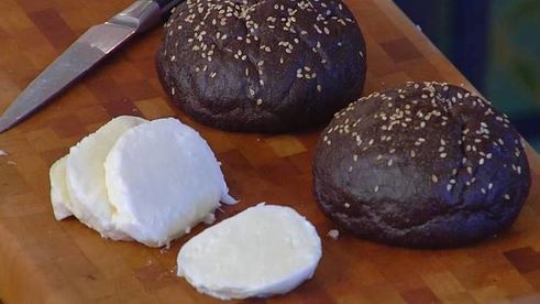 бургеры с вялеными помидорами на черных булочках