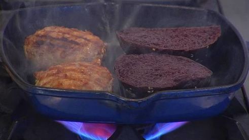 бургеры с вялеными помидорами на черных булочках