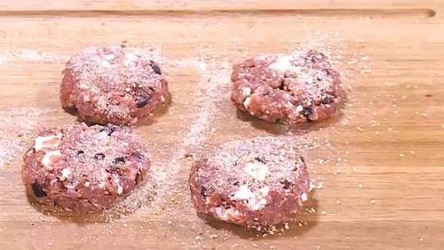 бургеры с ягнятиной, фетой и оливками