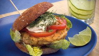 Быстрые бургеры с тунцом, латуком и помидором